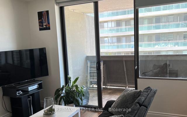 1011 - 720 Spadina Ave, Condo with 0 bedrooms, 1 bathrooms and 0 parking in Toronto ON | Image 3