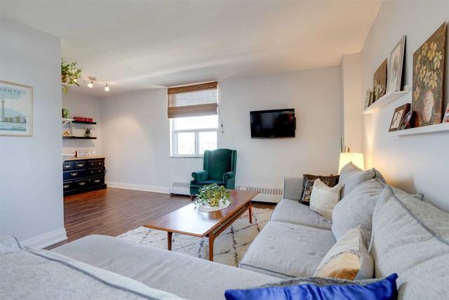 1004 - 49 Queen St E, Condo with 3 bedrooms, 2 bathrooms and 1 parking in Mississauga ON | Image 2