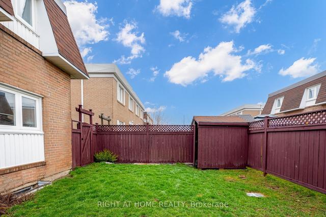 204 Townhouse Cres, Townhouse with 3 bedrooms, 2 bathrooms and 1 parking in Brampton ON | Image 14