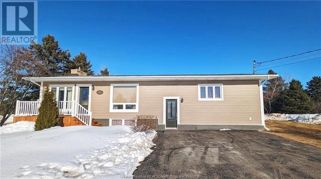 45 Leger St, House detached with 3 bedrooms, 2 bathrooms and null parking in Caraquet NB | Image 1