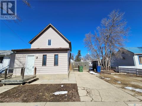 346 Grandview Street W, House detached with 3 bedrooms, 1 bathrooms and null parking in Moose Jaw SK | Card Image
