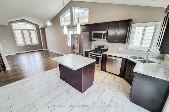 7733 Old Field Rd, House detached with 3 bedrooms, 3 bathrooms and 6 parking in Niagara Falls ON | Image 2