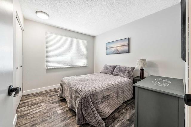 23 Woodglen Crescent Sw, House detached with 3 bedrooms, 2 bathrooms and 4 parking in Calgary AB | Image 15
