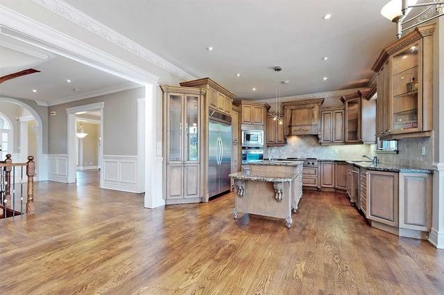 71 Lorraine Dr, House detached with 4 bedrooms, 5 bathrooms and 6 parking in Toronto ON | Image 2
