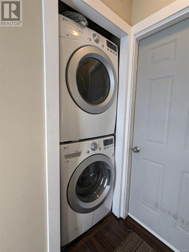 Shared laundry, main floor | Image 17
