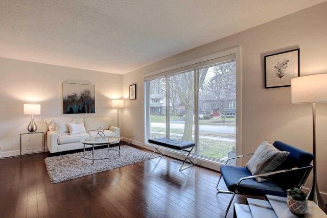 454 Canterbury Cres, House detached with 3 bedrooms, 2 bathrooms and 2 parking in Oakville ON | Image 2