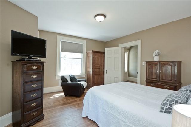42 Cassels Rd E, House detached with 3 bedrooms, 4 bathrooms and 7 parking in Whitby ON | Image 2