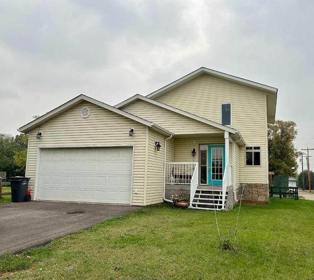 4924 51 Street, House detached with 3 bedrooms, 2 bathrooms and 4 parking in Alix AB | Image 1