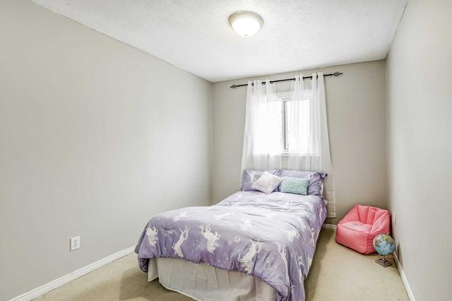 352 Bristol Cres, House attached with 3 bedrooms, 3 bathrooms and 3 parking in Oshawa ON | Image 2