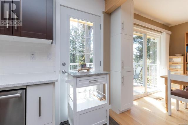 1865 Elmhurst Pl, House detached with 5 bedrooms, 2 bathrooms and 1 parking in Saanich BC | Image 14