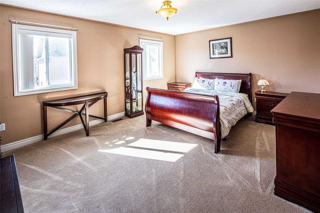 122 Queen Mary Dr, House detached with 4 bedrooms, 4 bathrooms and 4 parking in Brampton ON | Image 3