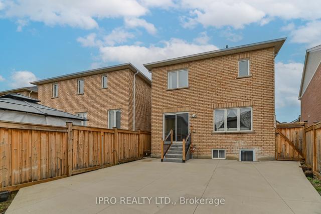 71 Stedford Cres, House detached with 4 bedrooms, 4 bathrooms and 5 parking in Brampton ON | Image 27