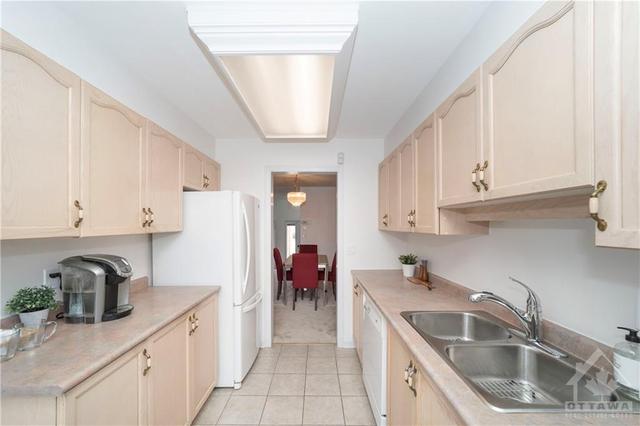 3185 Uplands Drive, Townhouse with 3 bedrooms, 3 bathrooms and 3 parking in Ottawa ON | Image 9