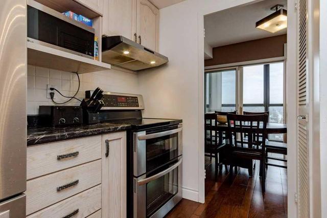 2 Mowat Ave, Condo with 3 bedrooms, 2 bathrooms and 1 parking in Kingston ON | Image 4