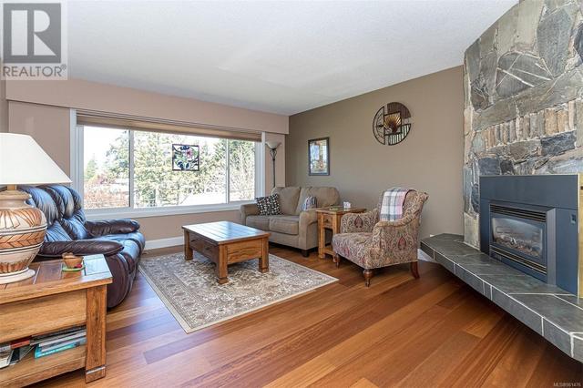 559 Kenneth St, House detached with 4 bedrooms, 3 bathrooms and 4 parking in Saanich BC | Image 5