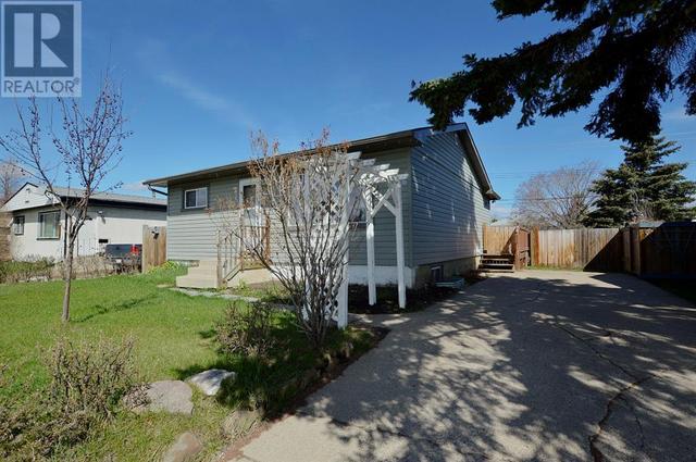 9230 100 Avenue, House detached with 3 bedrooms, 2 bathrooms and 4 parking in Grande Prairie AB | Card Image