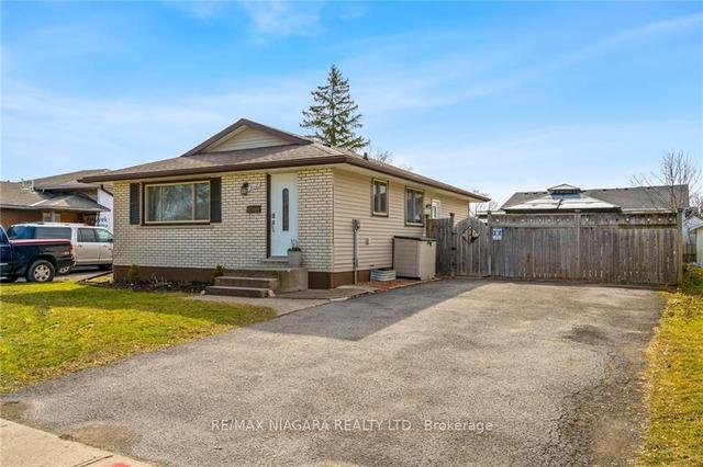 8110 Paddock Trail Dr, House detached with 2 bedrooms, 2 bathrooms and 4 parking in Niagara Falls ON | Image 1