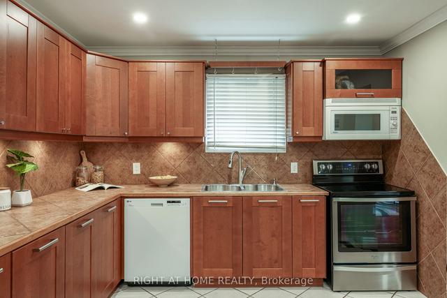 73 Regency Cres, House attached with 3 bedrooms, 3 bathrooms and 3 parking in Whitby ON | Image 3