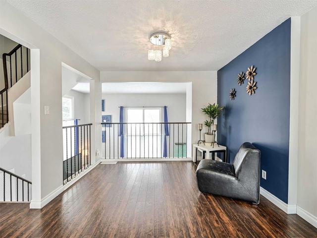 45 Newlyn Cres, House semidetached with 3 bedrooms, 2 bathrooms and 4 parking in Brampton ON | Image 3