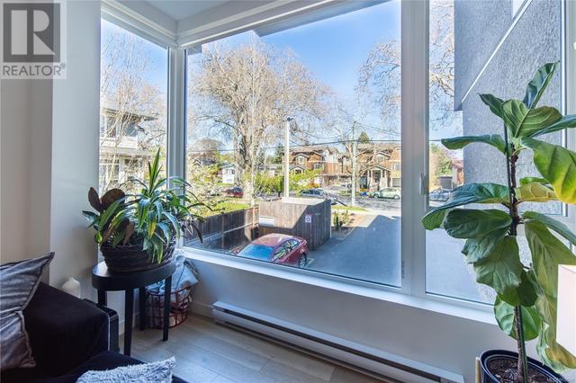 4 - 2910 Shelbourne St, House attached with 3 bedrooms, 3 bathrooms and 1 parking in Victoria BC | Image 10