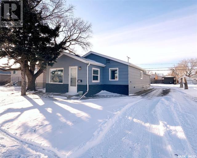 630 4th Street, House detached with 1 bedrooms, 1 bathrooms and null parking in Estevan SK | Image 1