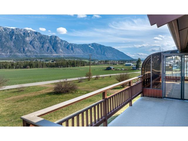 3481 Crestview Road, House detached with 2 bedrooms, 2 bathrooms and null parking in Central Kootenay B BC | Image 20