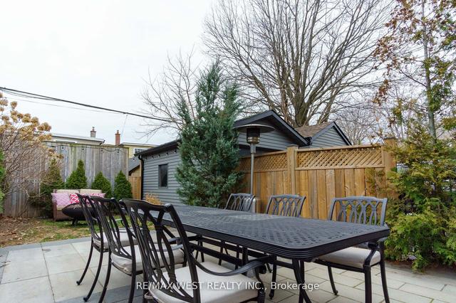 139 Springdale Blvd, House detached with 2 bedrooms, 3 bathrooms and 2 parking in Toronto ON | Image 15