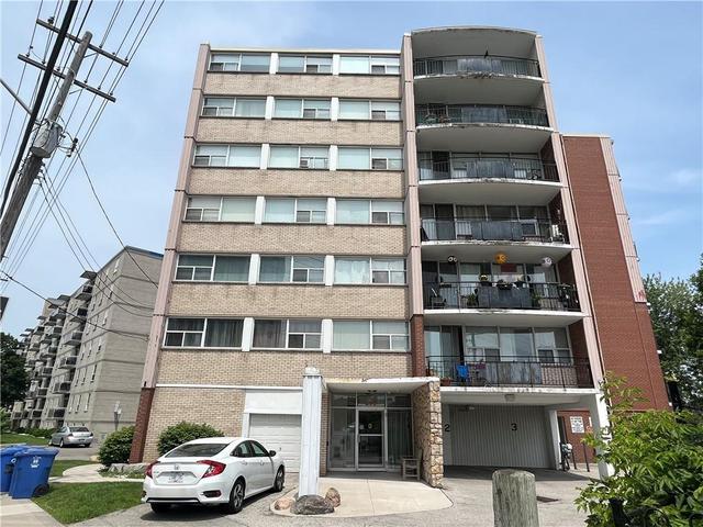 702 - 293 Mohawk Road E, Condo with 2 bedrooms, 1 bathrooms and 1 parking in Hamilton ON | Image 1