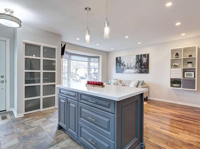 2304 Middlesmoor Cres, House semidetached with 3 bedrooms, 3 bathrooms and 5 parking in Burlington ON | Image 4