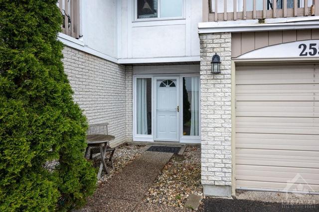 2557 Flannery Drive, Townhouse with 4 bedrooms, 2 bathrooms and 2 parking in Ottawa ON | Image 3