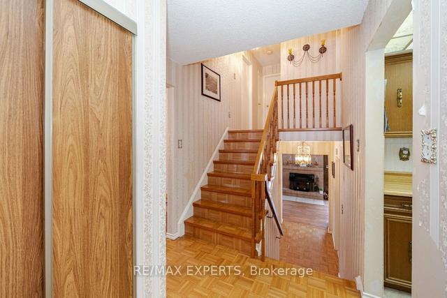 58 Centre St N, House detached with 4 bedrooms, 3 bathrooms and 6 parking in Brampton ON | Image 3