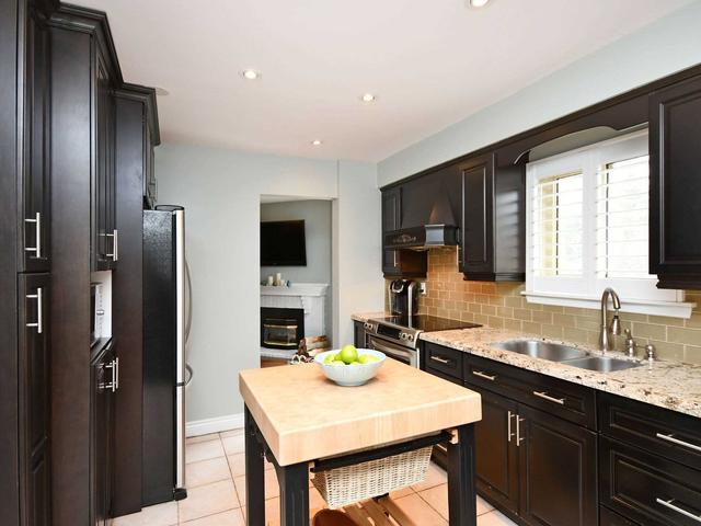 54 Madelaine Cres, House detached with 4 bedrooms, 4 bathrooms and 8 parking in Brampton ON | Image 7