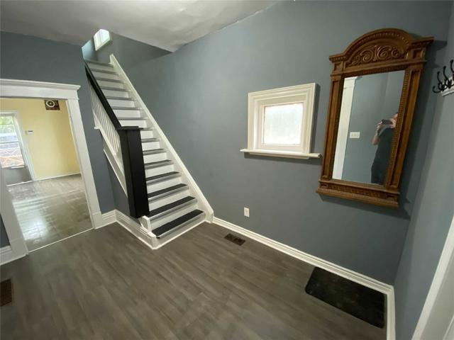 260 Wolfe St, House detached with 3 bedrooms, 2 bathrooms and 2 parking in Peterborough ON | Image 9