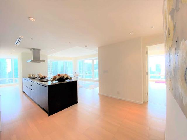 4109 - 180 University Ave, Condo with 2 bedrooms, 3 bathrooms and 1 parking in Toronto ON | Image 3
