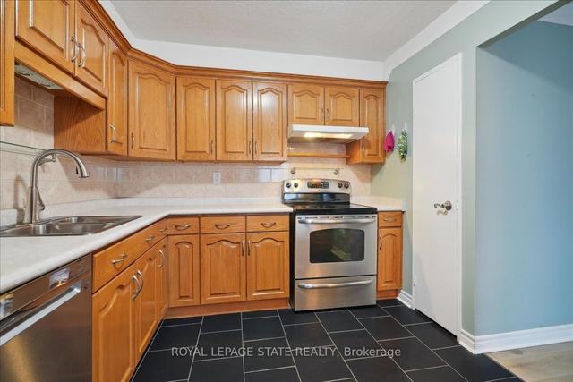 404 - 301 Frances Ave, Condo with 3 bedrooms, 2 bathrooms and 1 parking in Hamilton ON | Image 5