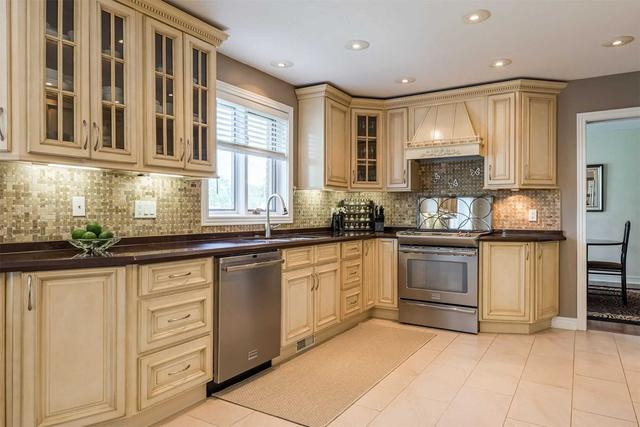 7612 Bernadette Cres, House detached with 3 bedrooms, 4 bathrooms and 6 parking in Niagara Falls ON | Image 2