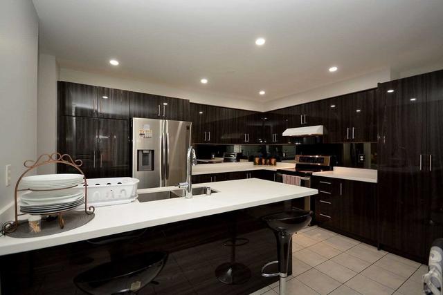 2 Peachleaf Cres, House detached with 4 bedrooms, 3 bathrooms and 3 parking in Brampton ON | Image 7