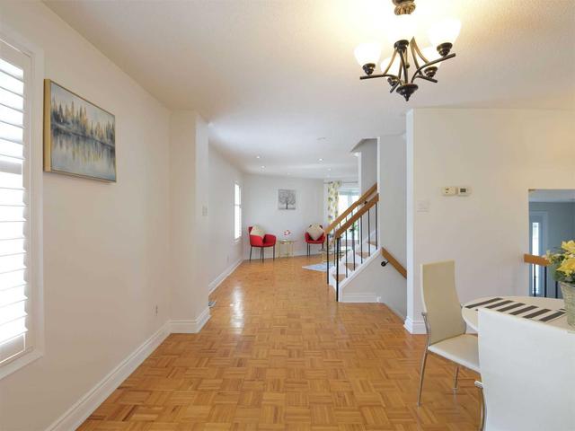 6939 Shelter Bay Rd, House detached with 3 bedrooms, 2 bathrooms and 5 parking in Mississauga ON | Image 3