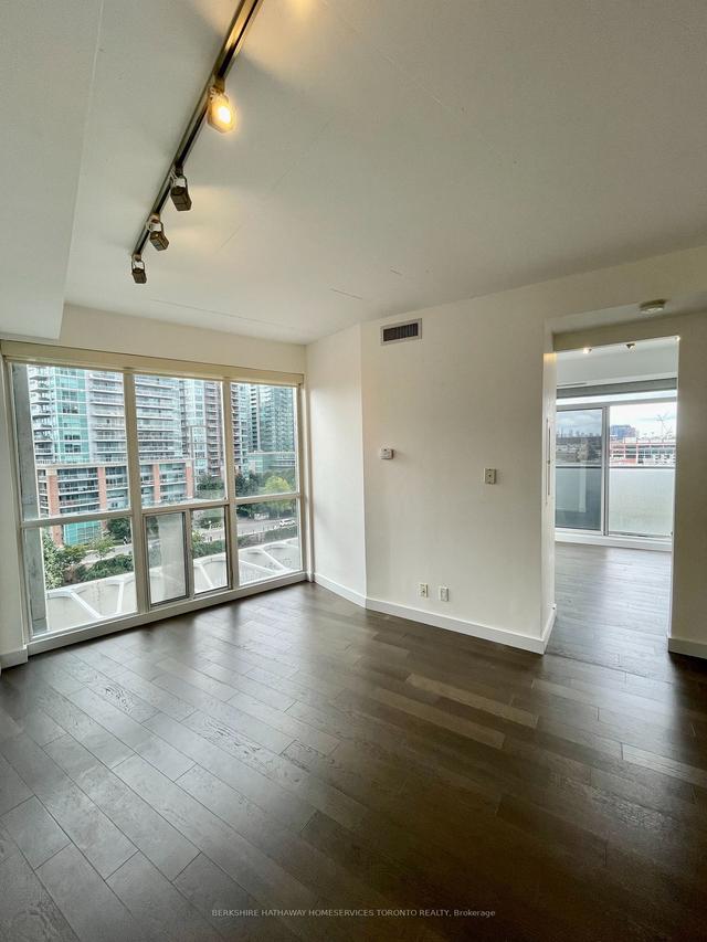 821 - 1 Shaw St, Condo with 1 bedrooms, 1 bathrooms and 0 parking in Toronto ON | Image 4