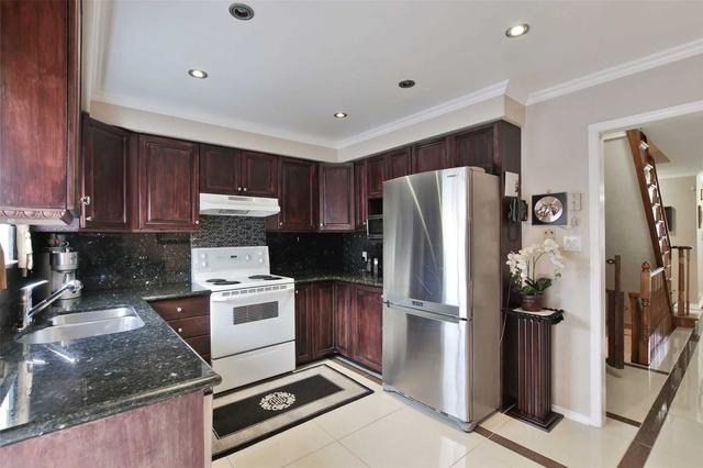 27 Bowles Dr, House attached with 3 bedrooms, 4 bathrooms and 3 parking in Ajax ON | Image 3