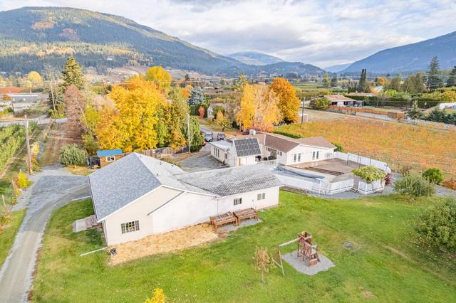 2819 Erickson Road, House detached with 3 bedrooms, 2 bathrooms and null parking in Central Kootenay B BC | Image 12