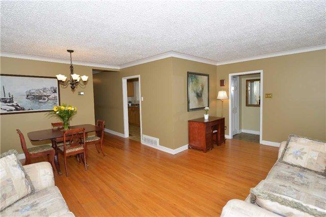 3 Puckeridge Cres, House detached with 3 bedrooms, 2 bathrooms and 2 parking in Toronto ON | Image 3