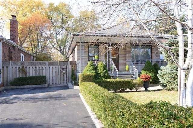 4 Twenty Fifth St N, House detached with 2 bedrooms, 1 bathrooms and 2 parking in Toronto ON | Image 2