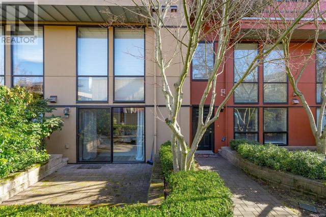 112 - 880 Short St, Condo with 2 bedrooms, 2 bathrooms and 1 parking in Saanich BC | Image 3