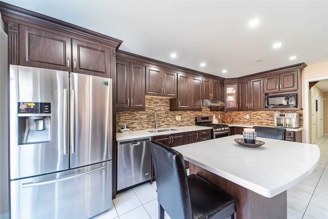 9 Lauraglen Cres, House detached with 4 bedrooms, 4 bathrooms and 6 parking in Brampton ON | Image 6