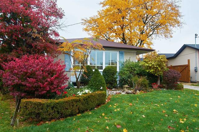 19 Hardwick Crt, House detached with 3 bedrooms, 2 bathrooms and 3 parking in Toronto ON | Image 23