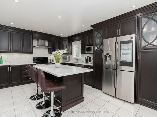 93 Cherrytree Dr, House detached with 3 bedrooms, 4 bathrooms and 6 parking in Brampton ON | Image 2