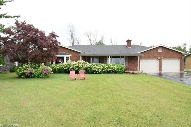 1397 Niagara Parkway, House detached with 3 bedrooms, 3 bathrooms and 12 parking in Fort Erie ON | Image 1