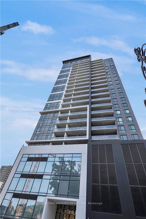 915 - 15 Queen St S, Condo with 2 bedrooms, 1 bathrooms and 1 parking in Hamilton ON | Image 1