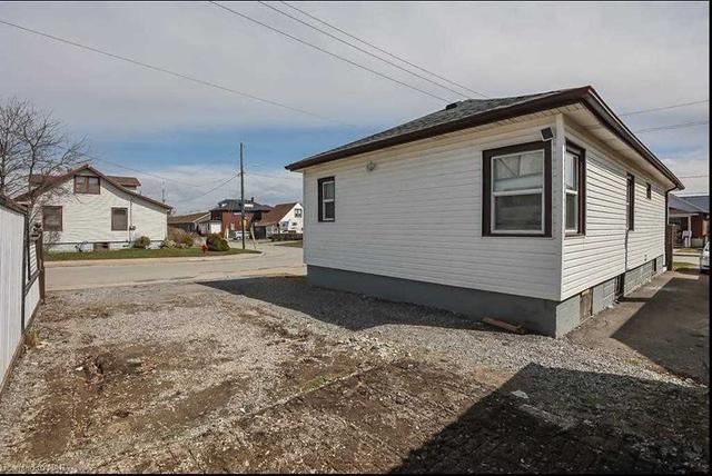 4401 Second Ave, House detached with 2 bedrooms, 2 bathrooms and 2 parking in Niagara Falls ON | Image 35